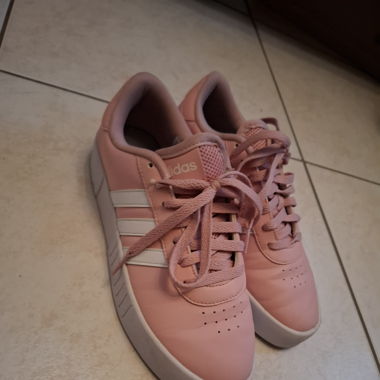 Adidas 39 1/3 en bon état 