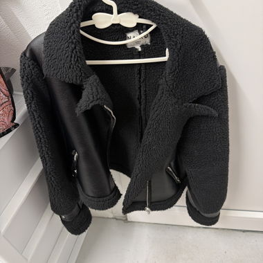 Veste teddy noire avec similicuir