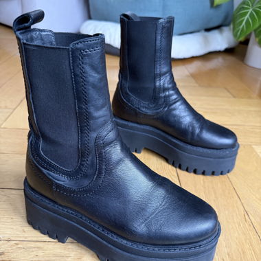 Schwarze Plateau-Lederstiefel