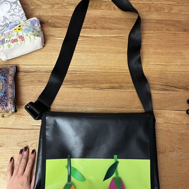 Shoulderbag with flowers