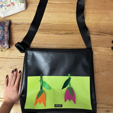 Shoulderbag with flowers