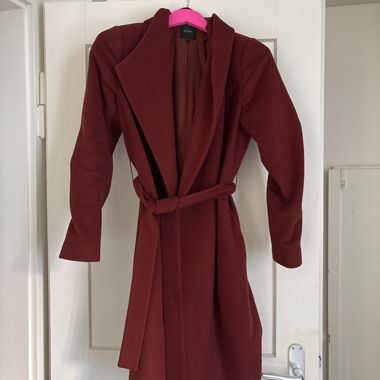 Manteau SABA en laine bordeaux ceinturé s