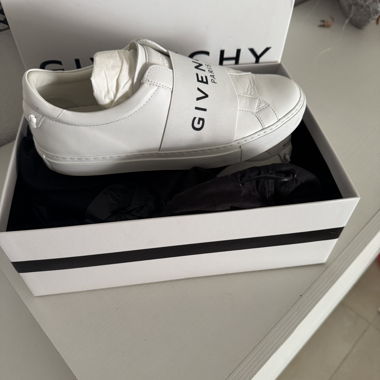 Women's sneaker