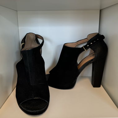 Elegante schwarze Plateau-Sandaletten Knöcheltuch