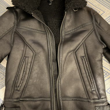 Schwarze Kunstlederjacke mit Teddyfutter
