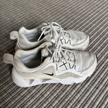 Baskets Nike blanches
