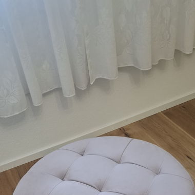 Rosa Samt-Pouf mit Stauraum