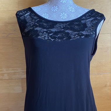 Tuta nera con pizzo