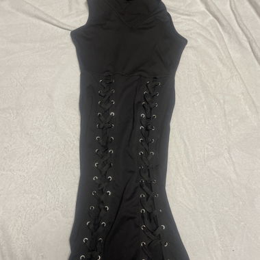 Robe noire à laçage