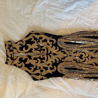Robe noir et dorée avec sequins 
