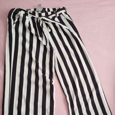Schwarz/weiss gestreifte Stoffhose