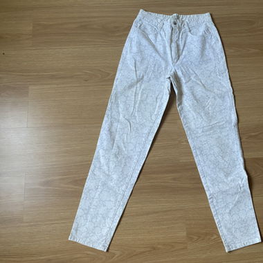 Jeans mit Blumenmuster