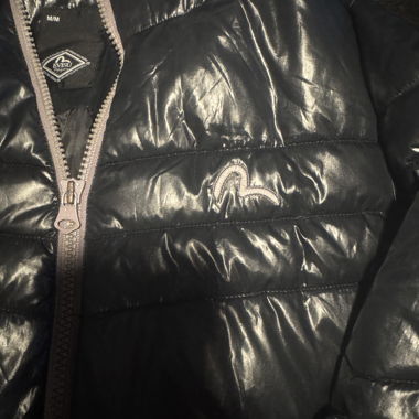 Schwarze Evisu-Daunenjacke mit Kapuze
