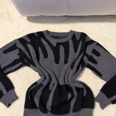 Grau-schwarzer Strickpullover