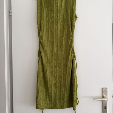 Grunes ärmelloses Kleid mit seitlichem Schnürzug