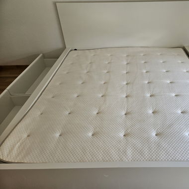 Bed (no matress)