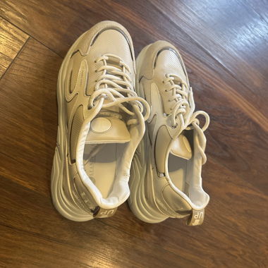 Leandro Lopes, Scarpe da ginnastica bianche