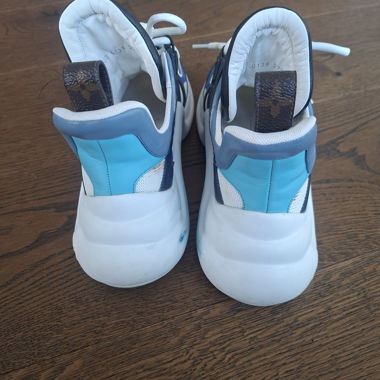 Weisse und türkisfarbene High-Top-Sneaker