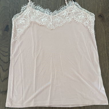 Top en dentelle rose à bretelles