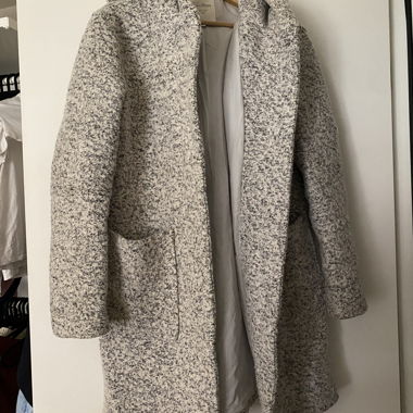 Cappotto grigio con cappuccio