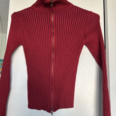 Maglione Rosso con Zip e Collo Alto