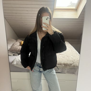 Schwarze Pufferjacke von PLT