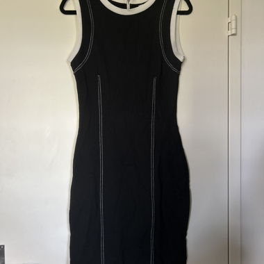 Robe noire avec coutures contrastées