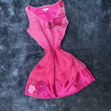 Rosa Seidenkleid mit Blumenmotiv