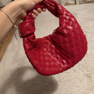 Rote geflochtene Henkeltasche