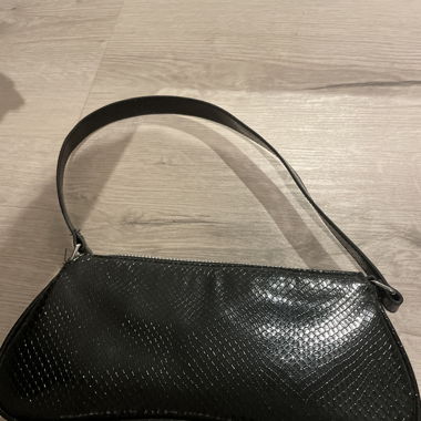 schwarze Tasche mit Schlangenmuster