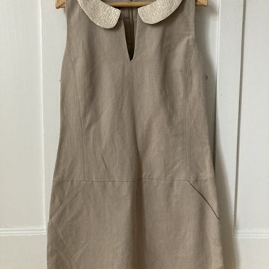 Vestito smanicato beige con colletto