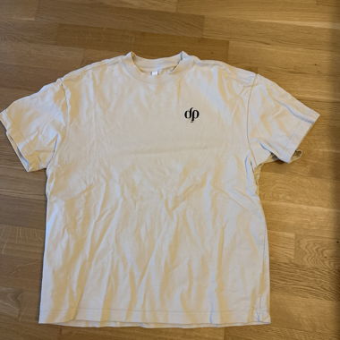 T-shirt bianco con logo dp