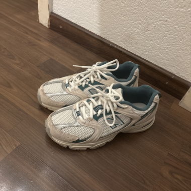 Weisse Sportschuhe mit grünen Details