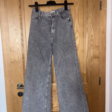 Jeans grigi a vita alta e gamba larga