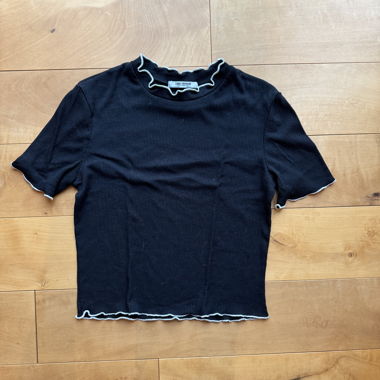 T-shirt court noir avec coutures blanches