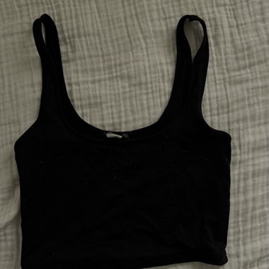 Top corto nero con spalline