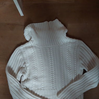 Weisser Rollkragenpullover