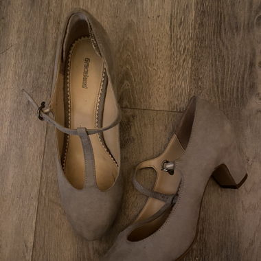 Petits talons élégants gris