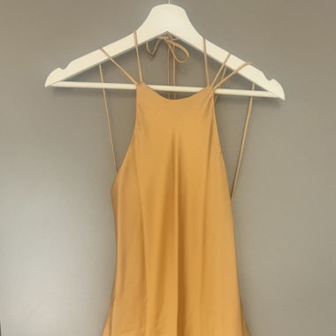 Goldenes Satin-Kleid