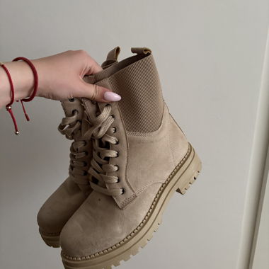 Beige geschnürte Stiefel