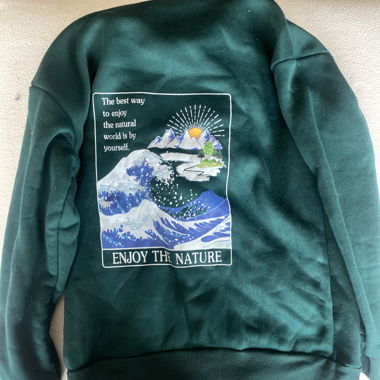 Sweat à capuche vert avec design sur le dos 