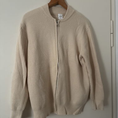 Cardigan in maglia beige con zip