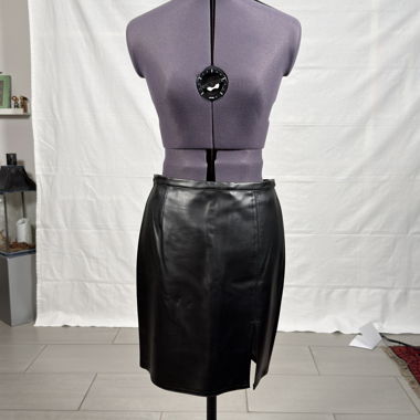 Kunstleder Mini-Rock schwarz, Schlitz, 80er Jahre