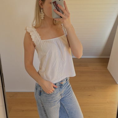 Weisse Bluse mit Rüschenärmeln