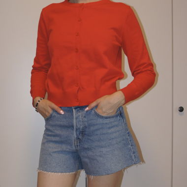 Cardigan mit roten Knöpfen