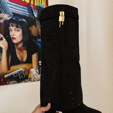 Schwarze Stiefel bis zur Wade