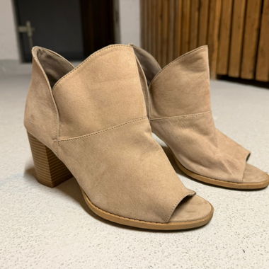 Sandali beige con tacco