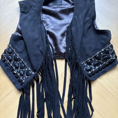 Gilet nero con frange e strass