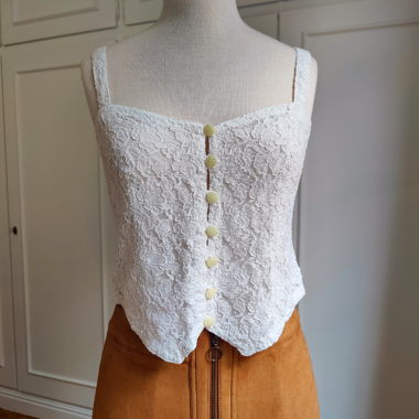Haut débardeur vintage à boutons en dentelle blanche