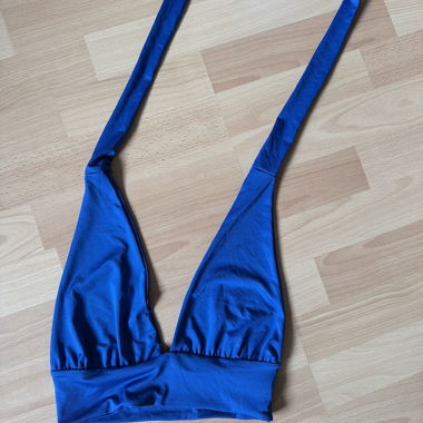 Blaues Oberteil zum Binden
